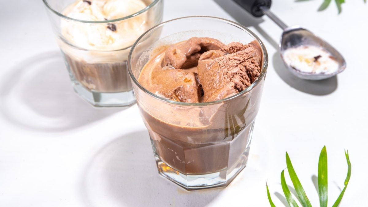 Ein Glas mit Choco Affogato neben einem Espresso Affogato.