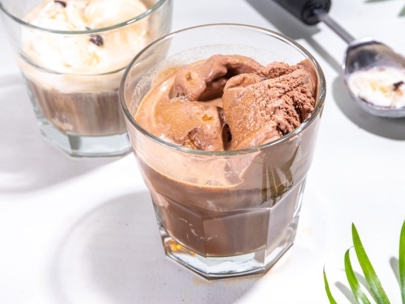Ein Glas mit Choco Affogato neben einem Espresso Affogato.