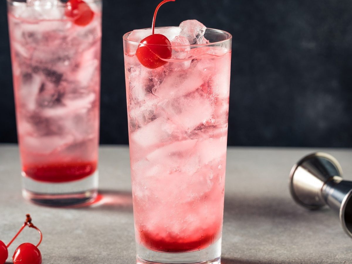 Cocktail mit Kirsche.