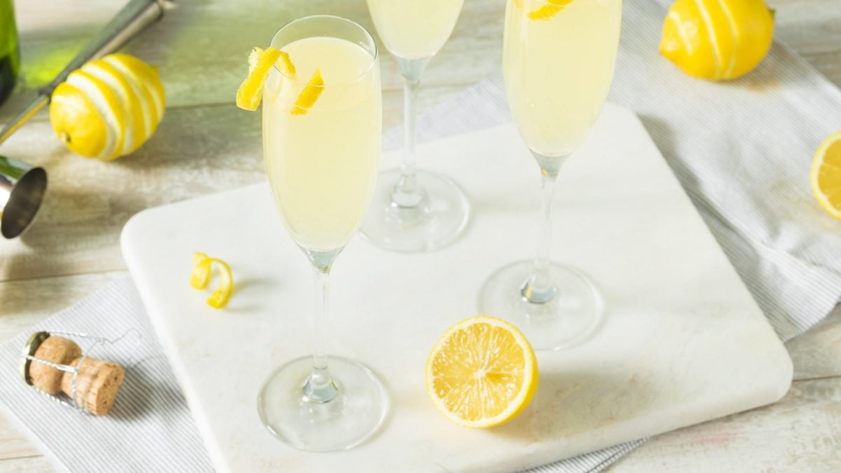 Mehrere Gläser mit dem Dry Limoni auf einem hellen Untergrund mit Zitrone.