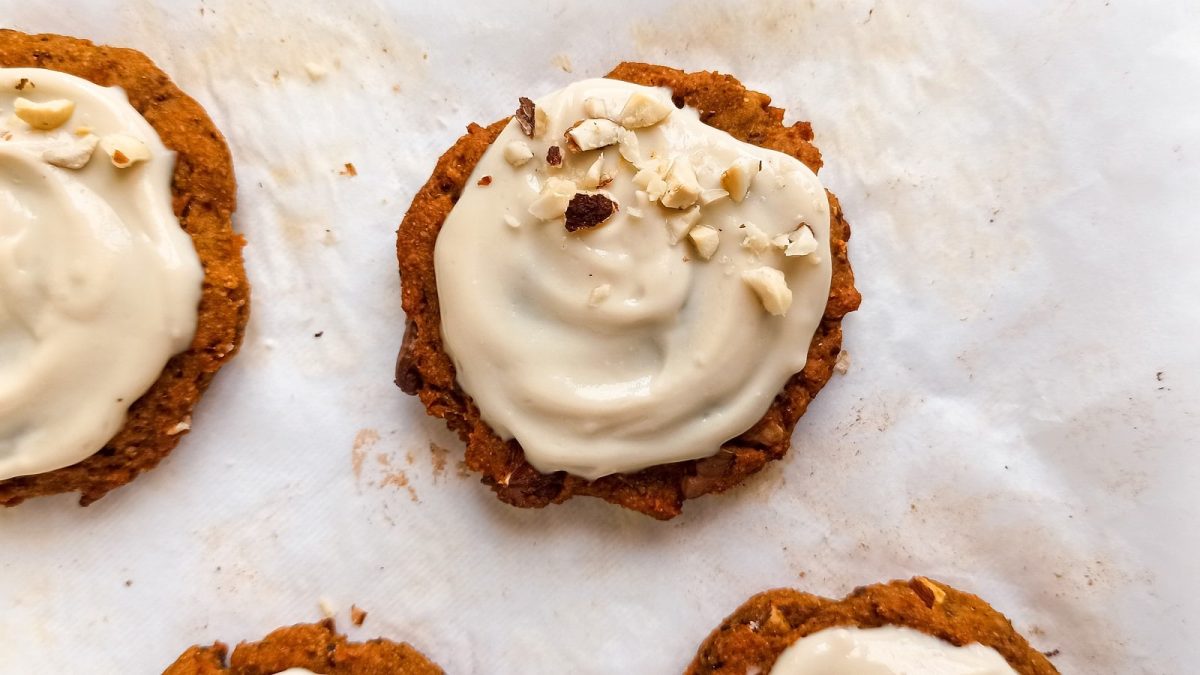 Ein paar Karottenkuchen-Cookies auf einem weißen Tuch.