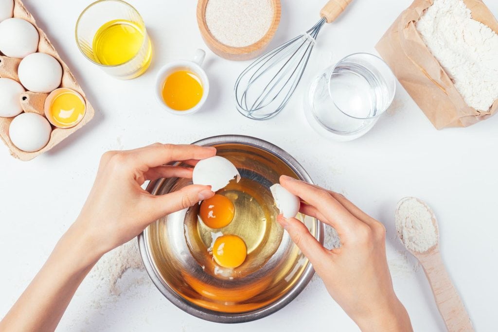 Eier aufschlagen: Nie wieder Schalenreste im Teig suchen