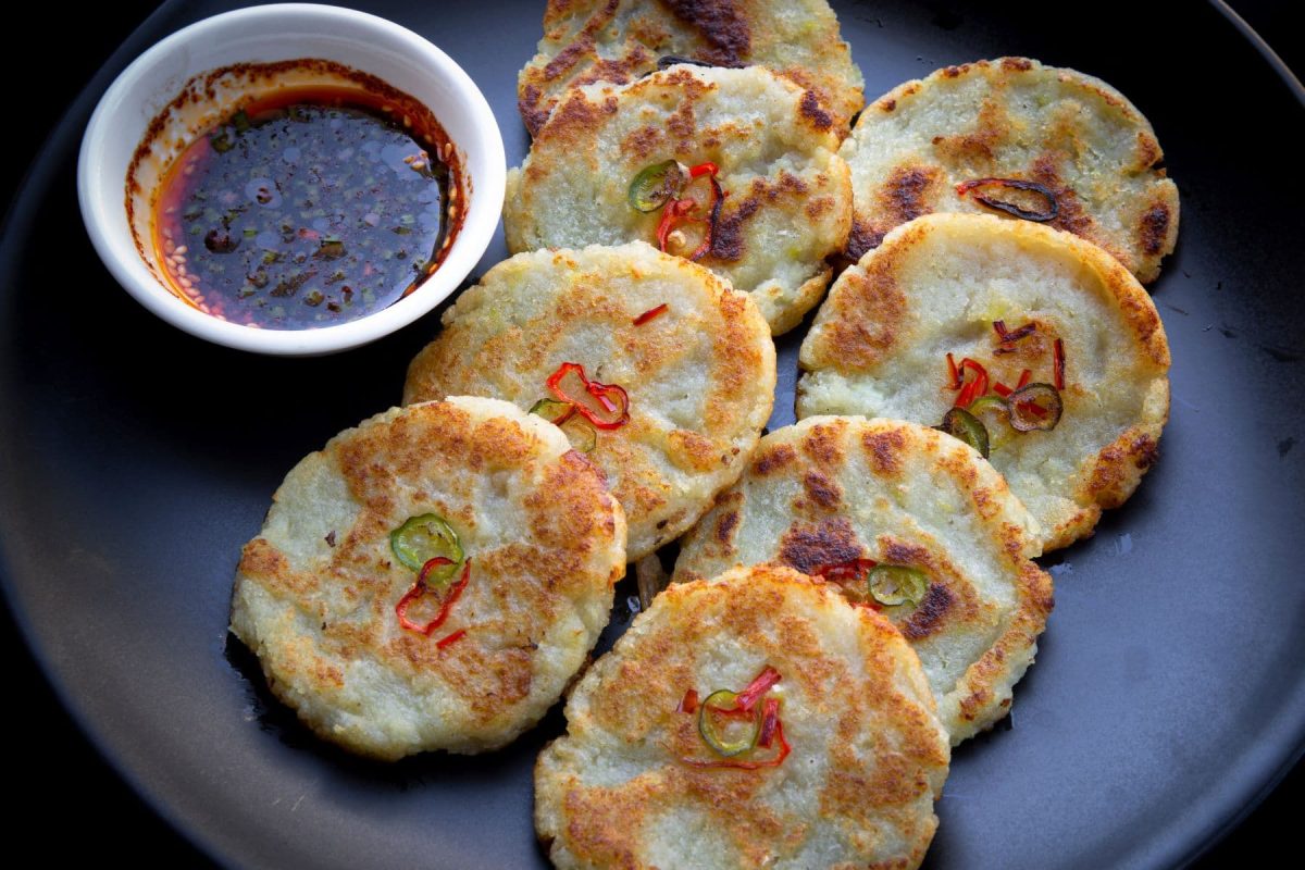 Gamjajeon mit Choganjang-Sauce auf schearzem Teller. Draufsicht.