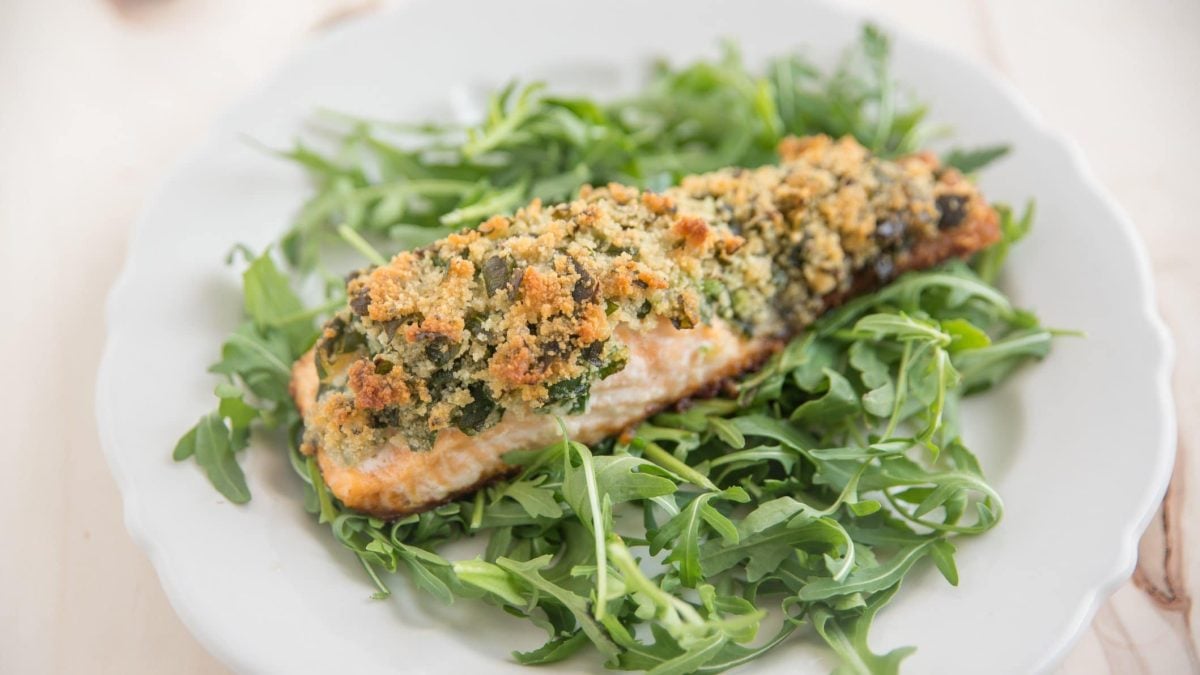 Lachs mit Bärlauchkruste auf Rucolasalat.