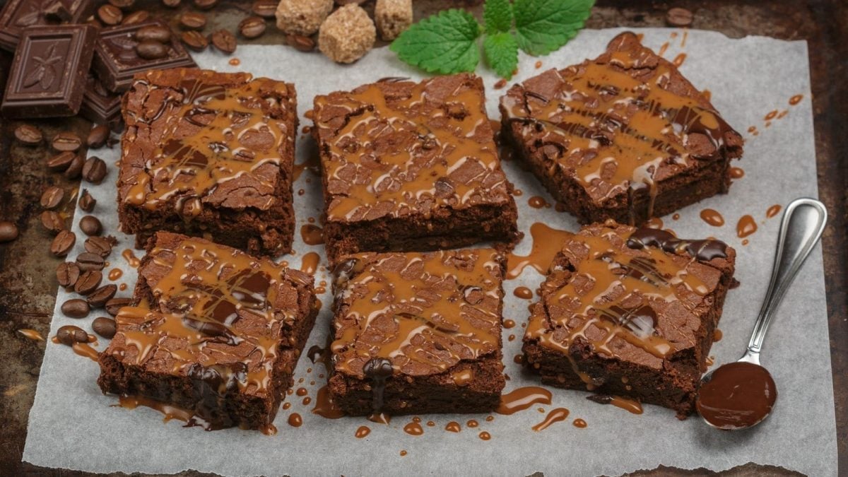 6 Salted Caramel Brownies auf einem Blech.