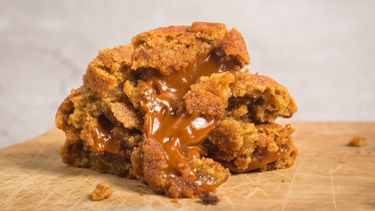 Ein Holztablett mit Salted Caramel Cookies.