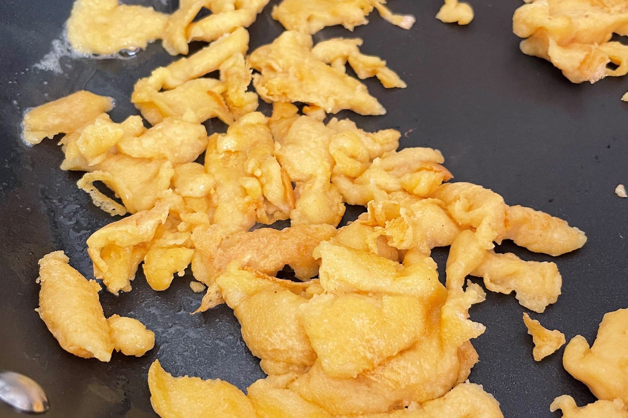 Veganes Rührei in einer Pfanne.