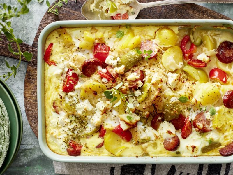 Ungarischer Sauerkraut-Auflauf in einer Ofenform in der Draufsicht.