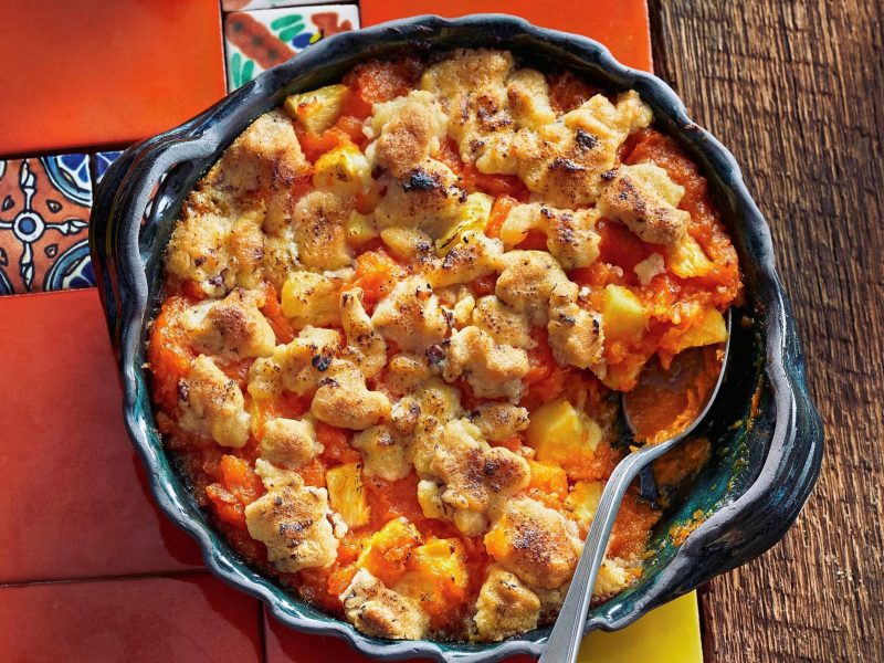 Eine schwarze Auflaufform mit dem Süßkartoffel-Ananas-Crumble.