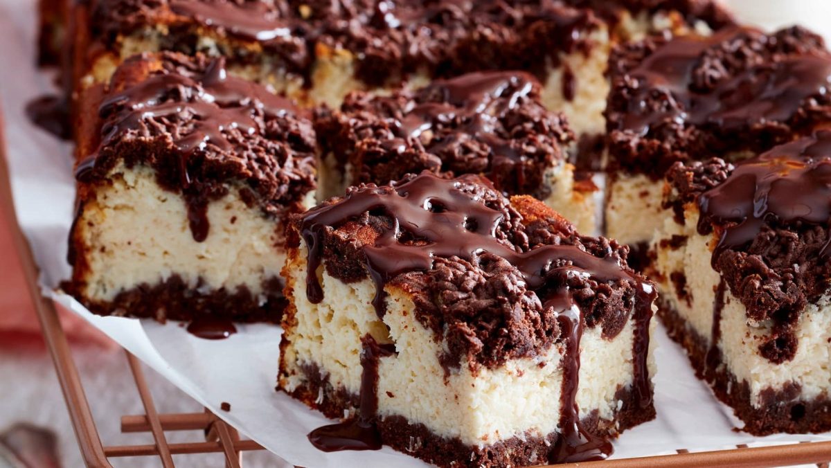 Ein paar Stücke Kokos-Quarkkuchen auf einem Brett.