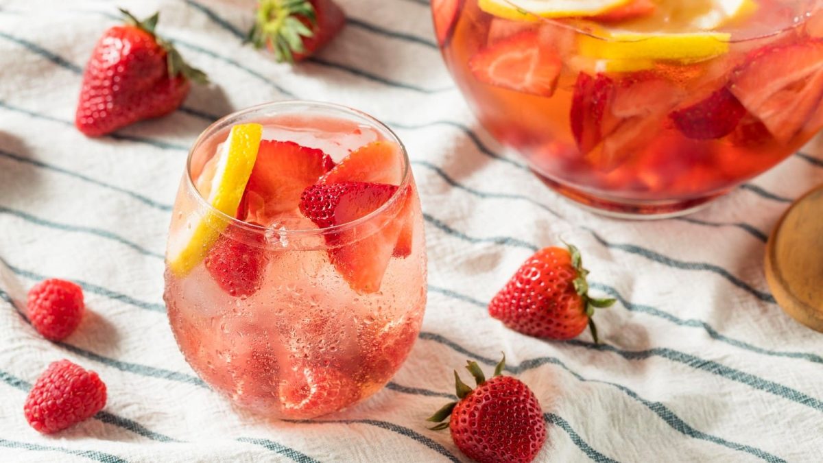 Ein Glas Berry Spritz auf einem gestreiften Küchentuch.