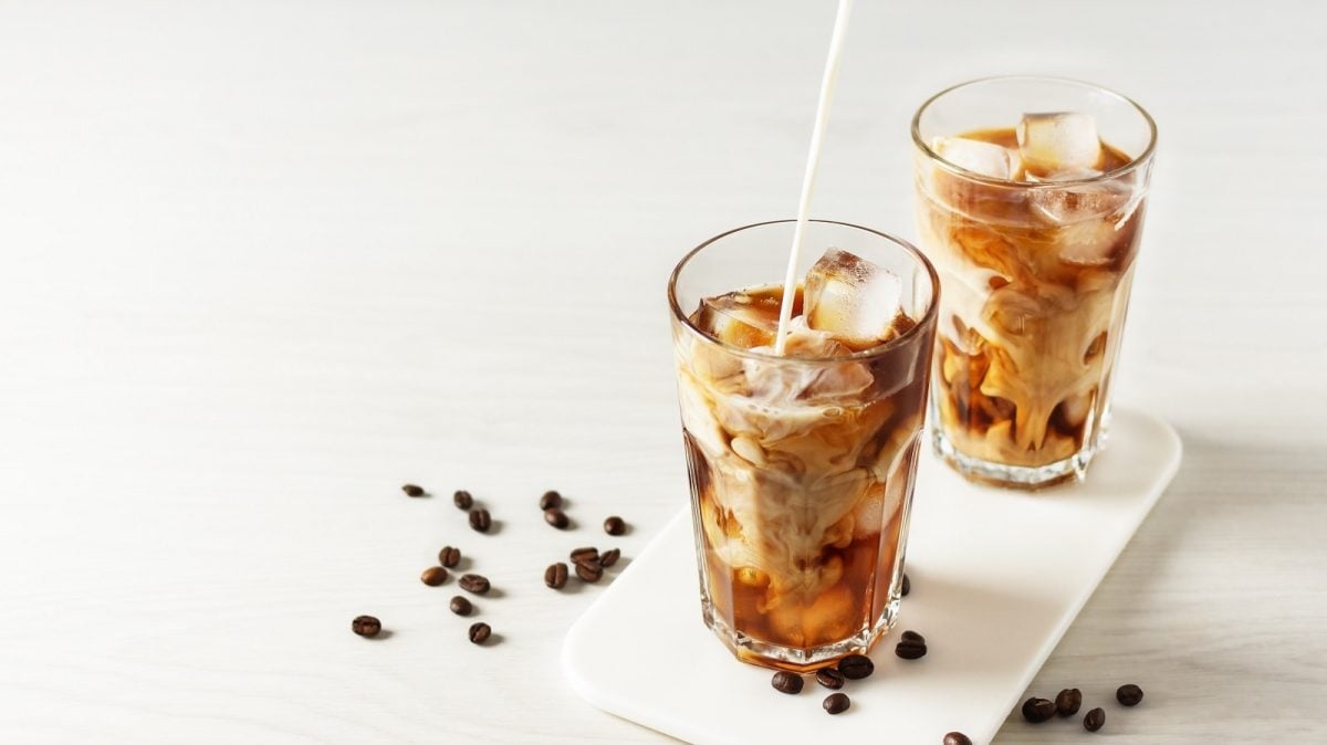 Zwei Gläser Café con Leche vor einem weißen Hintergrund.