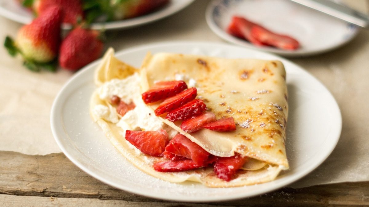 Ein Teller mit Cheesecake-Quesadillas mit Erdbeeren und Frischkäse.