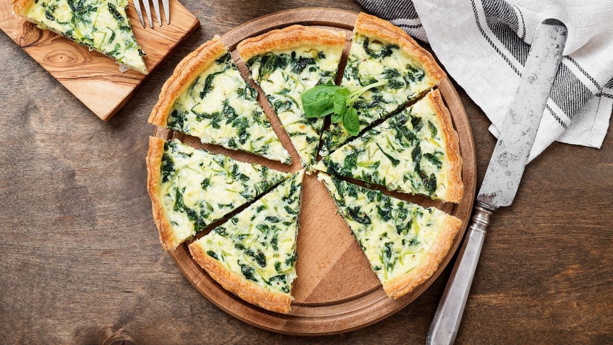 Ein Holzbrett mit Coronation Quiche.