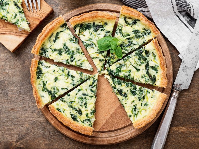 Ein Holzbrett mit Coronation Quiche.