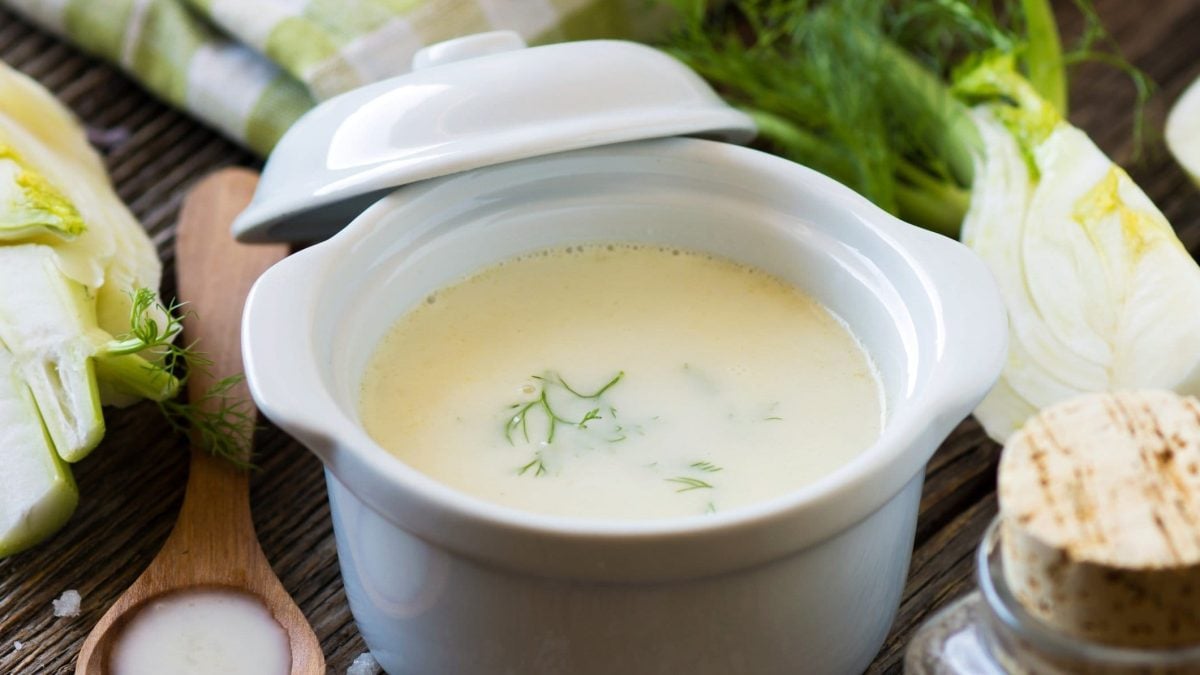Draufsicht, eine Fenchelsuppe mit Noilly Prat in einem dekorativen Mini-Kochtopf.