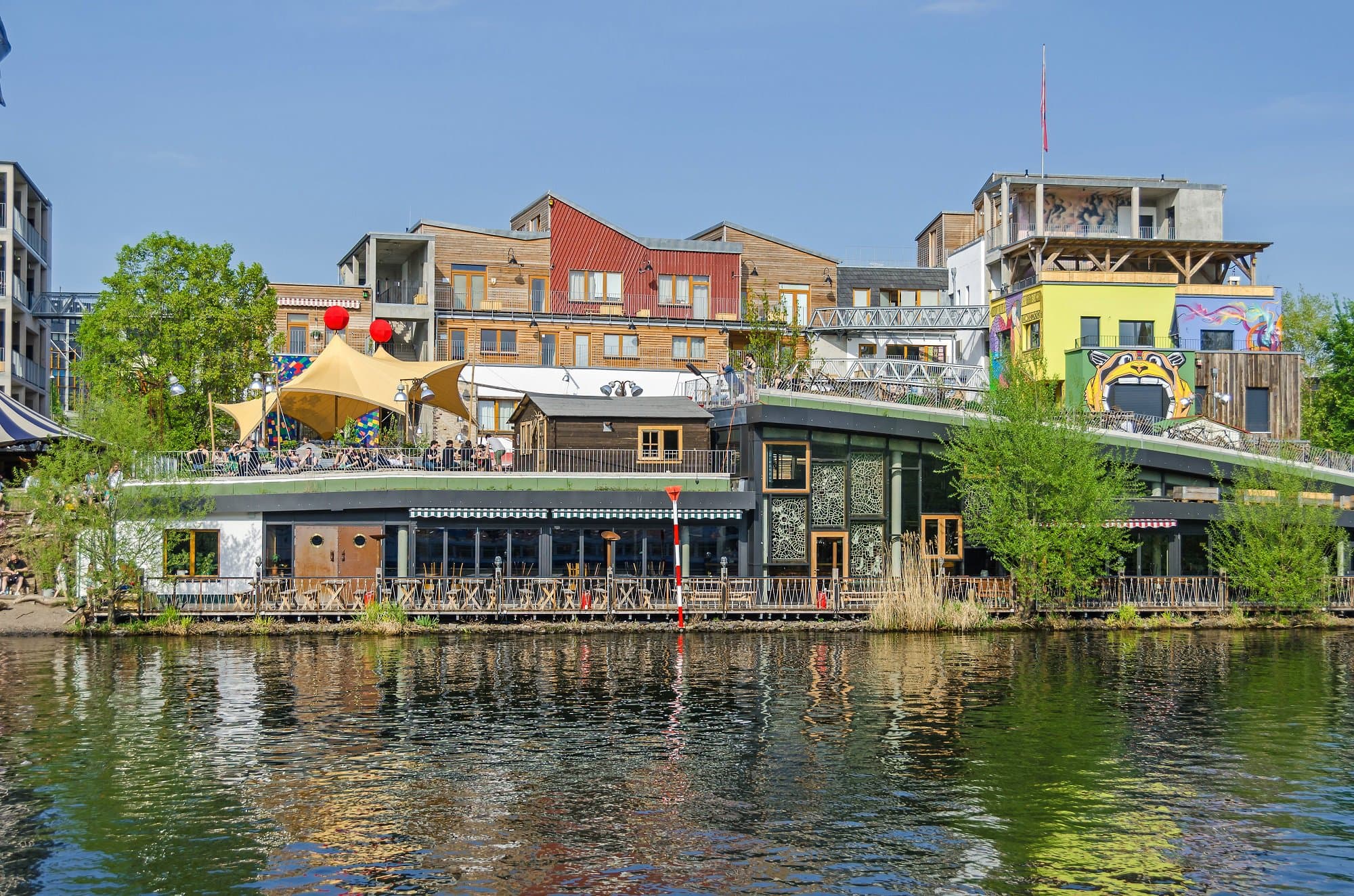 Der Holzmarkt Berlin aus Sicht von der Spree, einer der Berliner Orte zum Draußenessen.