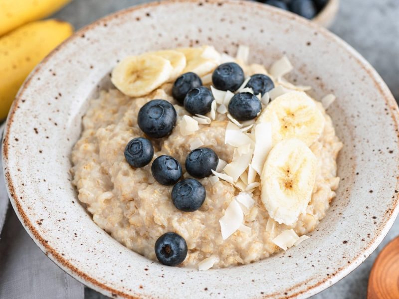 Ein weißer Teller mit Kokos-Bananen-Porridge.