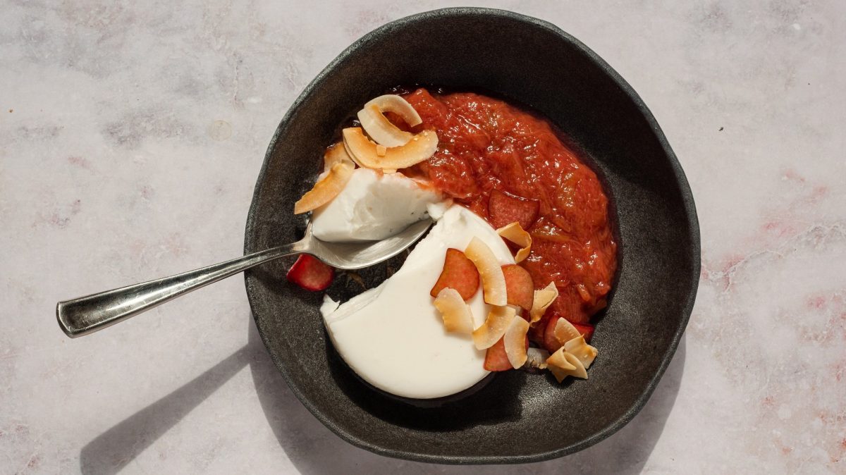 eine Schüssel Kokosmalabi mit Rhabarber und Orangenblütenwasser in der Draufsicht.