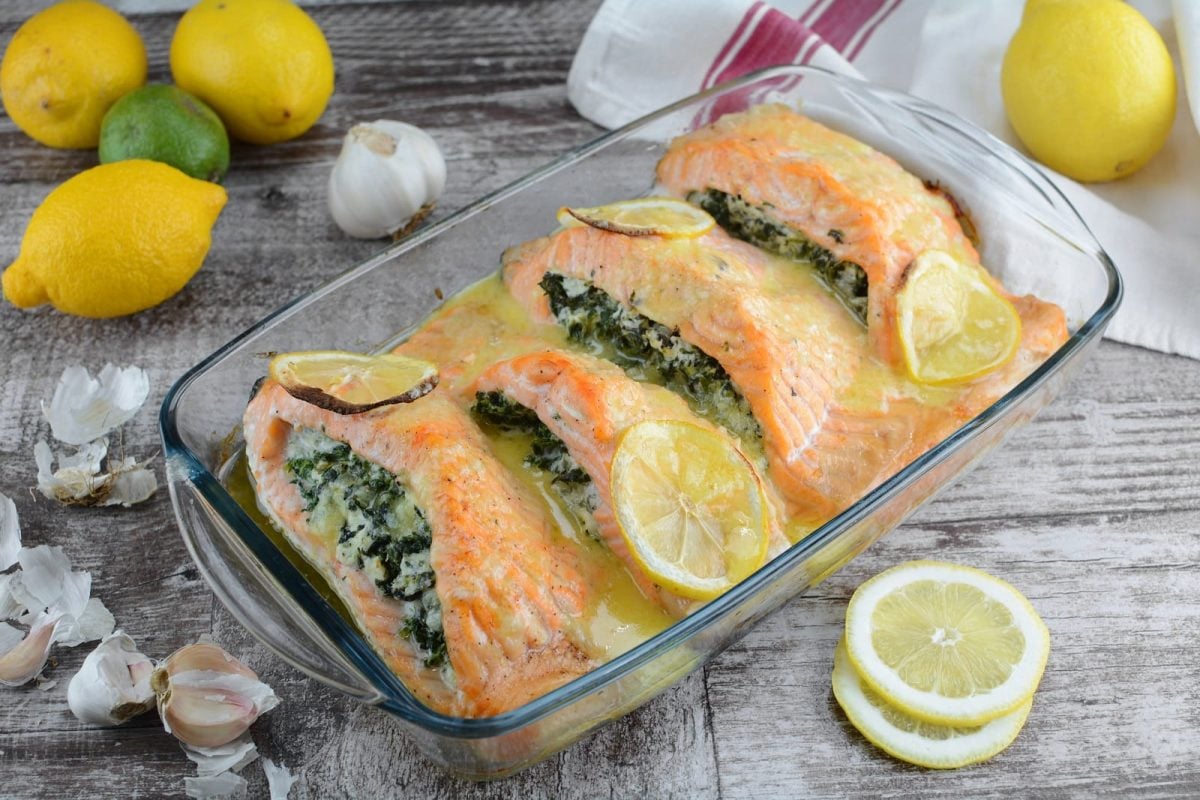 Eine Glasform mit gefülltem Lachs mit Spinat.