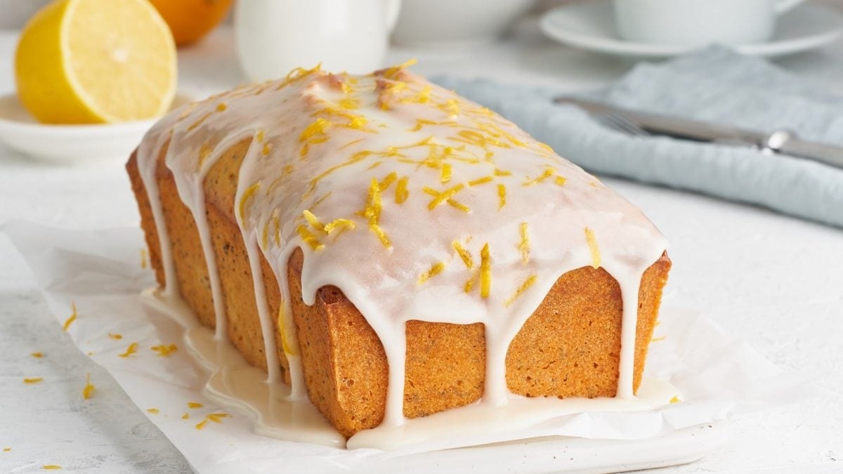 Mascarpone-Kuchen mit Limoncello auf einem weißen Tisch.