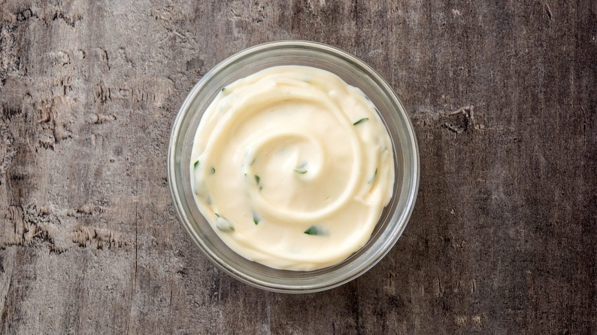 Eine Schüssel mit Miso Aioli.