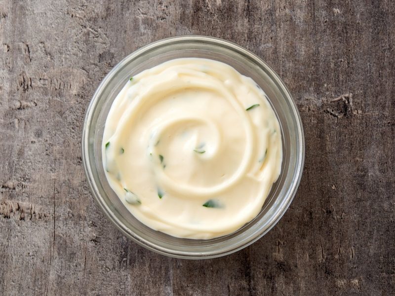 Eine Schüssel mit Miso Aioli.