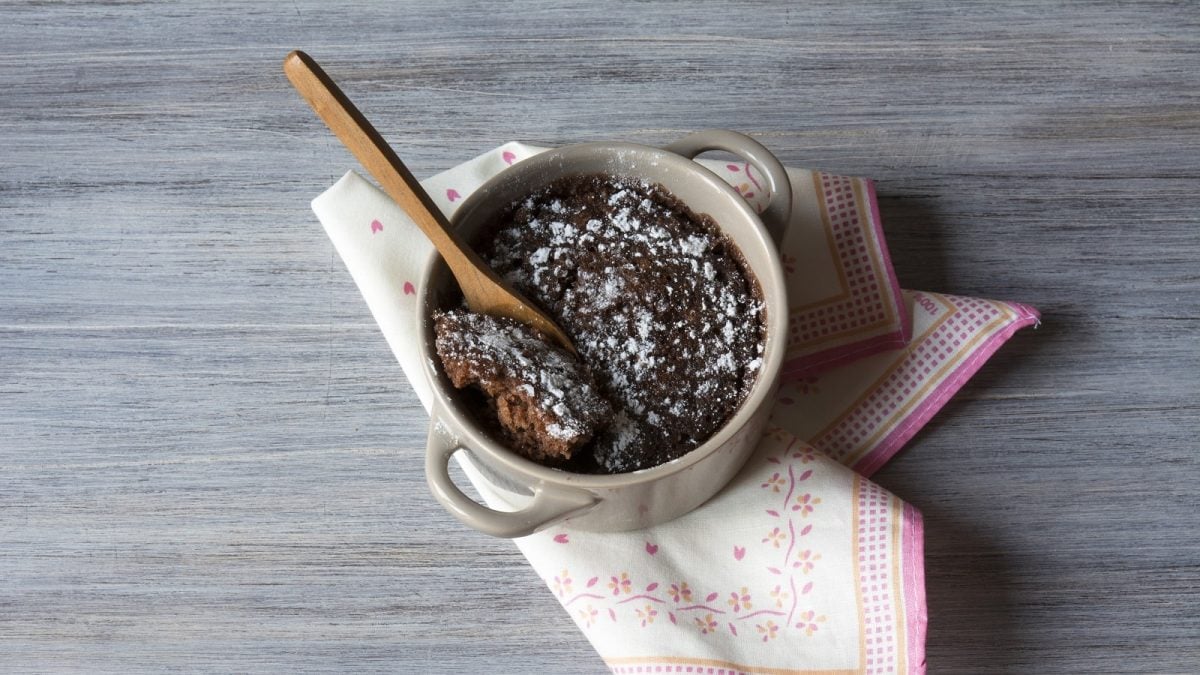 Ein Oreo Mug Cake auf einem Geschirrtuch.