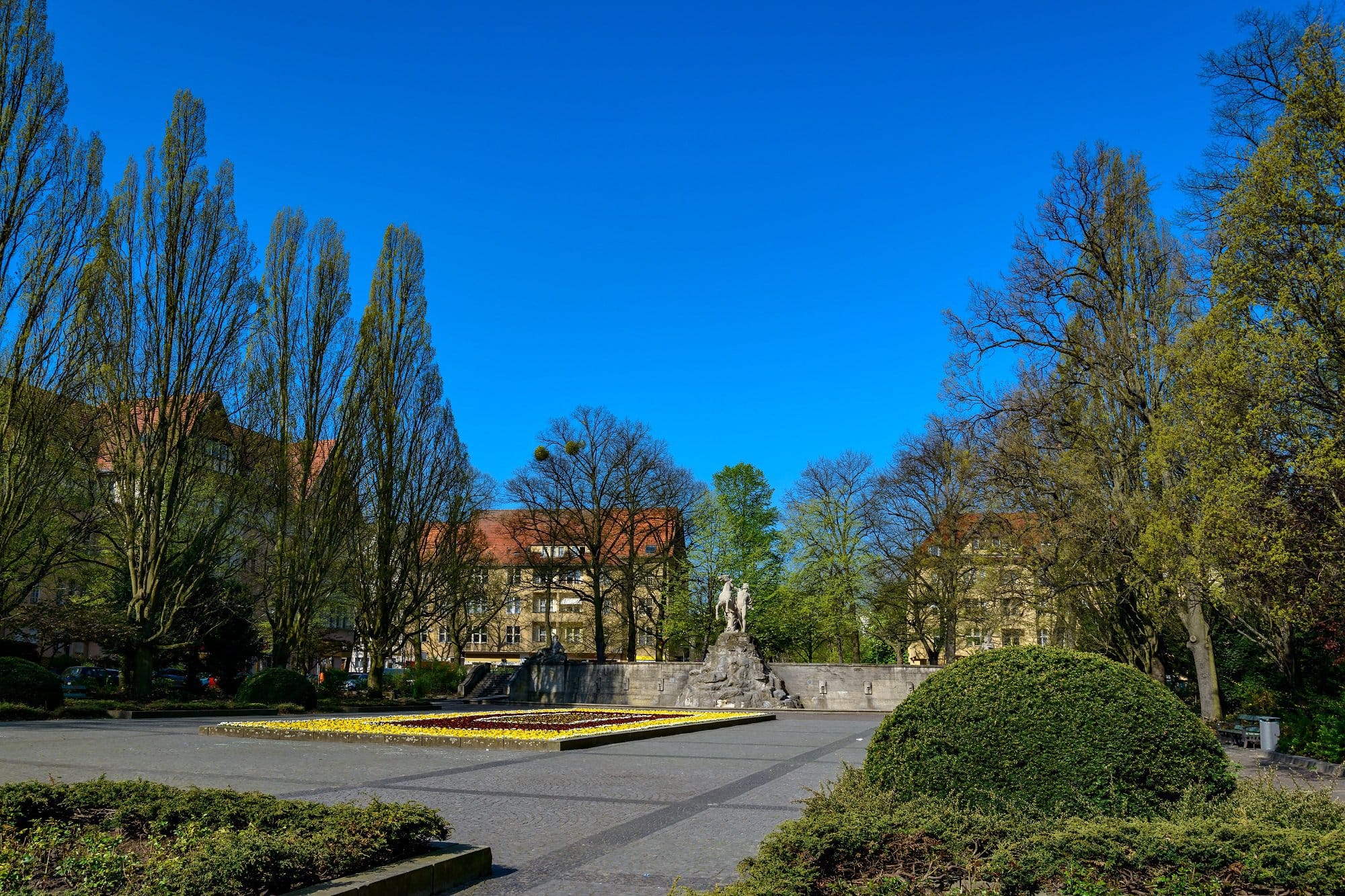 Der Rüdesheimer Platz in Berlin mit dem Weinbrunnen, wo man im Sommer draußen essen kann.