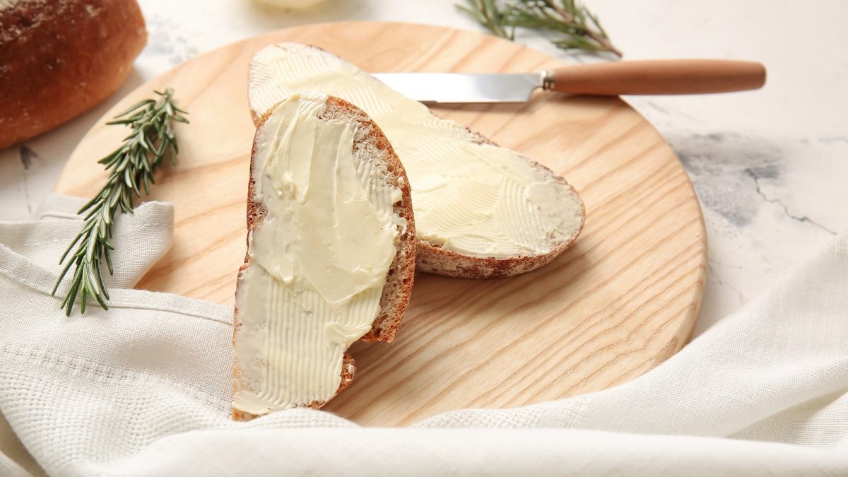 Ein Holzbrett mit Brot und Salzkaramell-Butter.