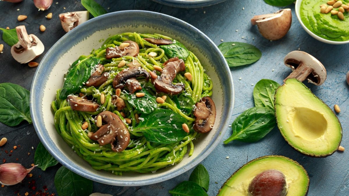 Vegane Pastaidee: Spaghetti mit Spinat-Avocadosauce und gerösteten Pilzen.