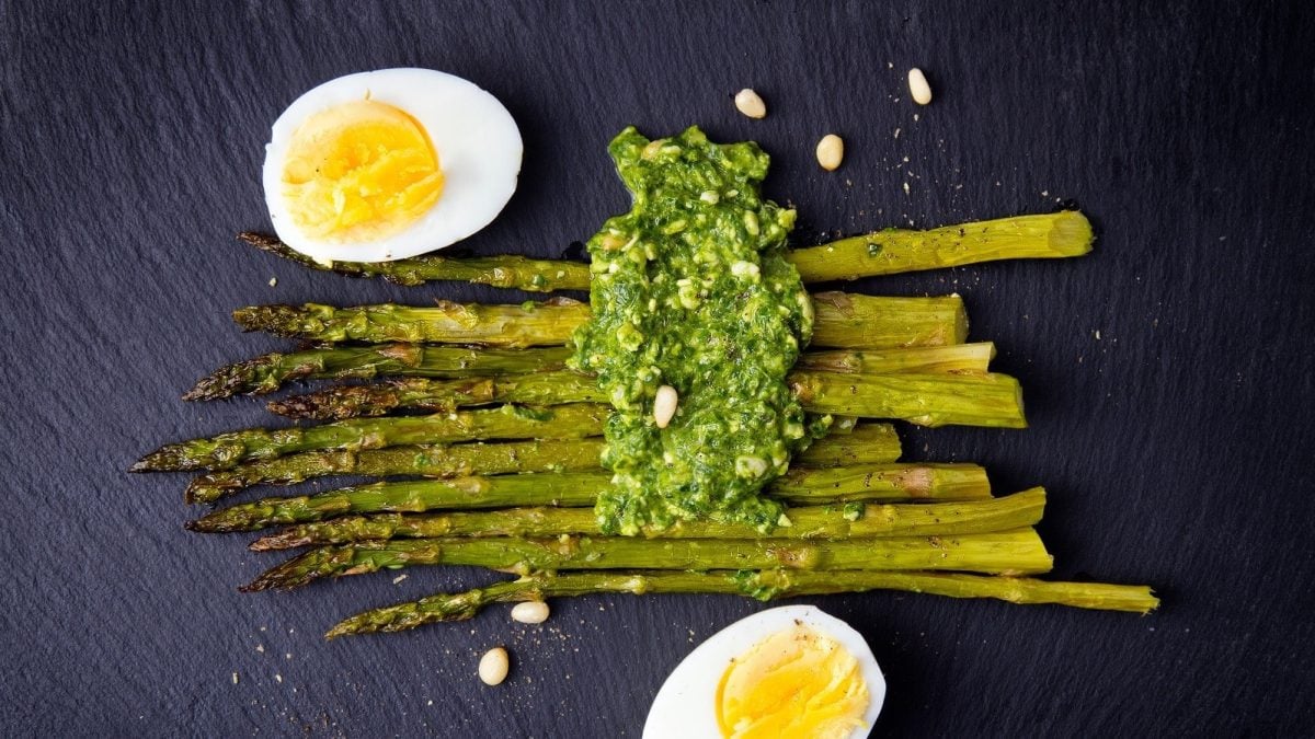 Gebackener Spargel mit Spargel-Pesto auf dunklem Hintergrund.