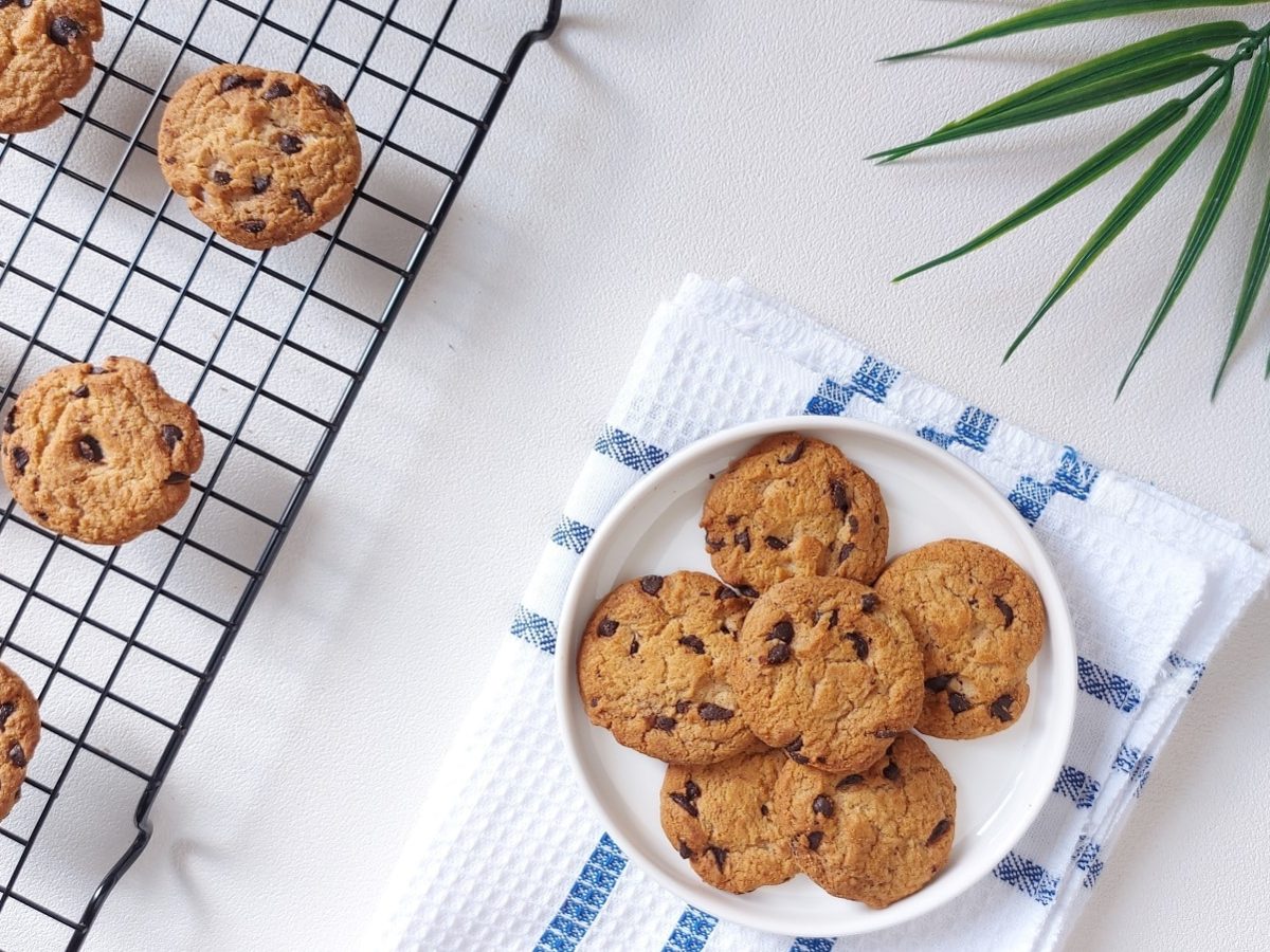 Ein Teller mit Subway Cookies neben einem Gitter mit Subway Cookies.