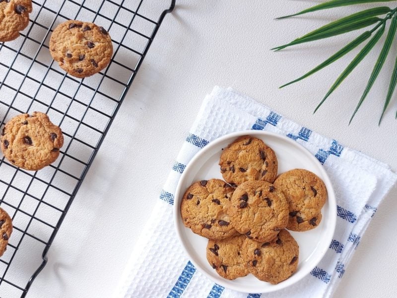 Ein Teller mit Subway Cookies neben einem Gitter mit Subway Cookies.