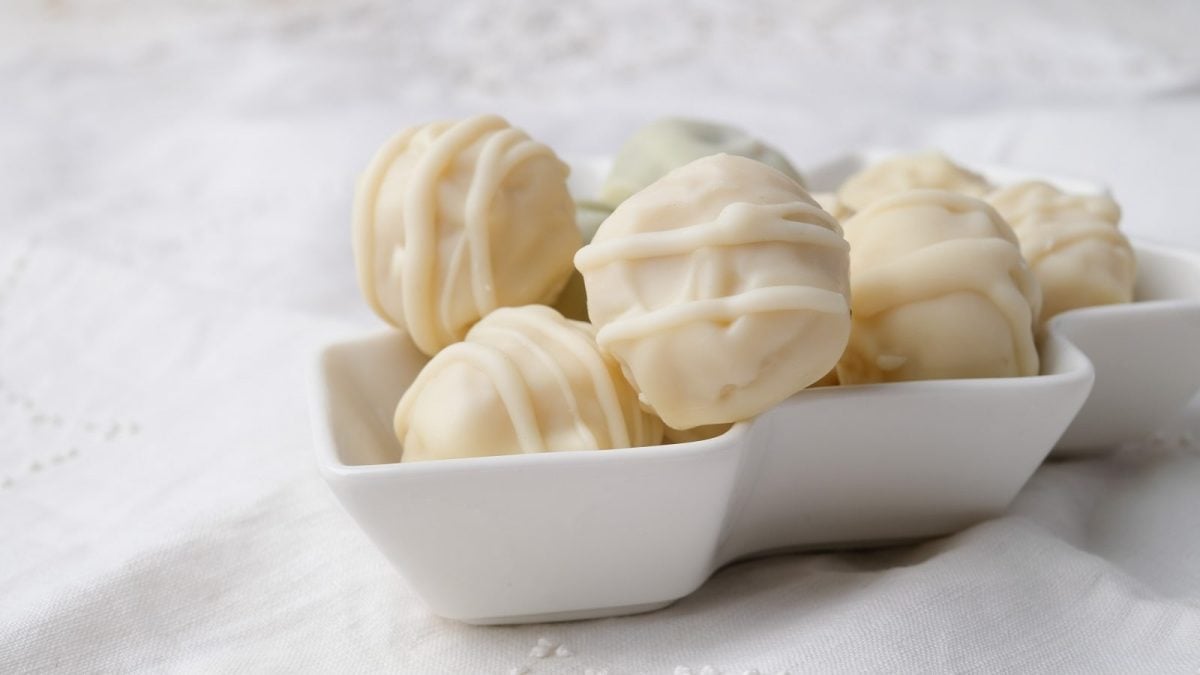Eine Portion weiße Schoko-Erdbeer Trüfffel in einer weißen Schale.