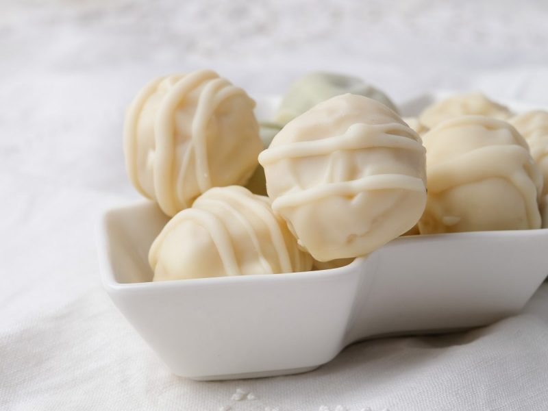 Eine Portion weiße Schoko-Erdbeer Trüfffel in einer weißen Schale.