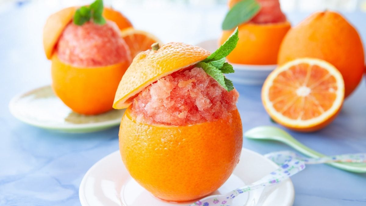 Mehrere Orangen ausgehöhlt und mit dem Aperol Spritz-Sorbet füllen.