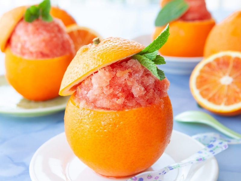 Mehrere Orangen ausgehöhlt und mit dem Aperol Spritz-Sorbet füllen.