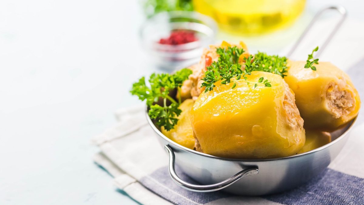 Batata Mahshieh, mit Hack gefüllte Kartoffeln aus der Levante, in einem Metallsieb mit Petersilie.