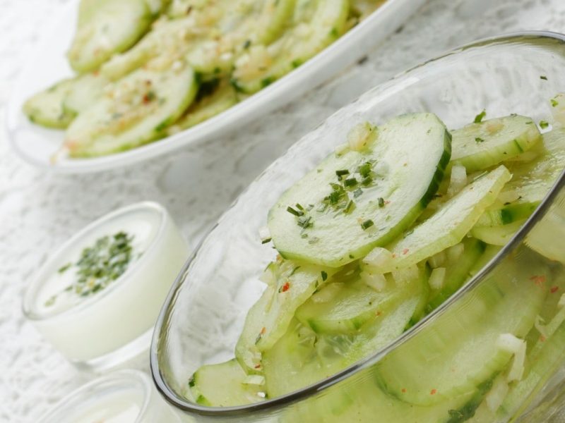 Dänischer Gurkensalat mit süß-saurem Dressing in durchsichtiger Schale.