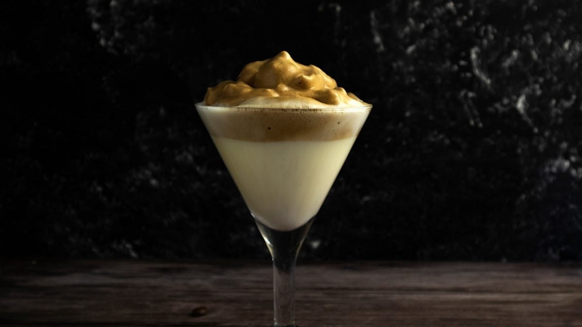 Ein Martiniglas mit Dalgona Martini.
