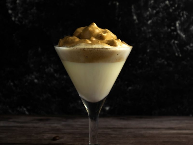 Ein Martiniglas mit Dalgona Martini.