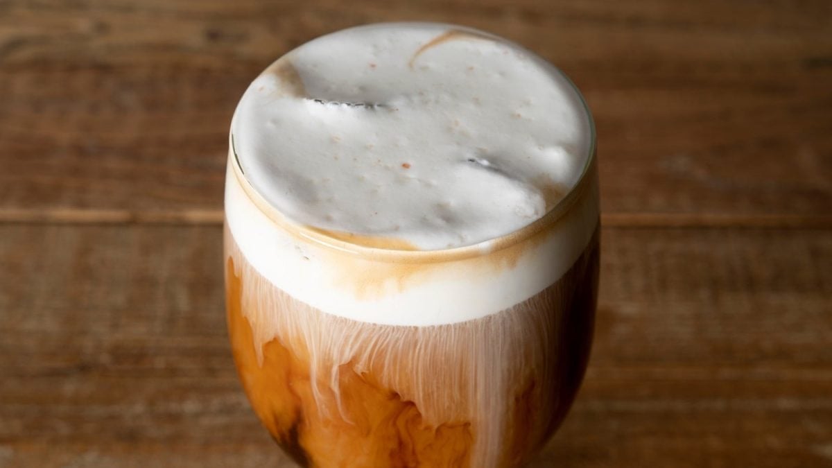 Ein Glas Salted Coffee auf einem Holztisch.