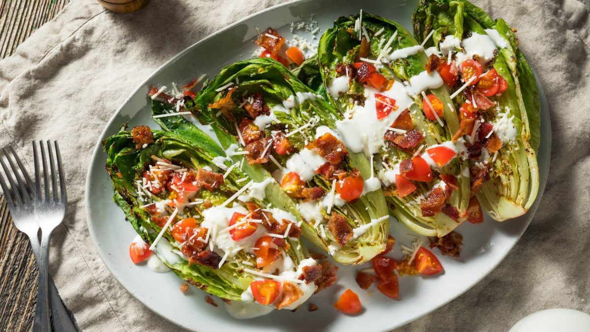 Gegrillter Römersalat mit Tomate, Bacon und Gorgonzoladressing.