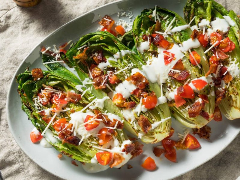 Gegrillter Römersalat mit Tomate, Bacon und Gorgonzoladressing.