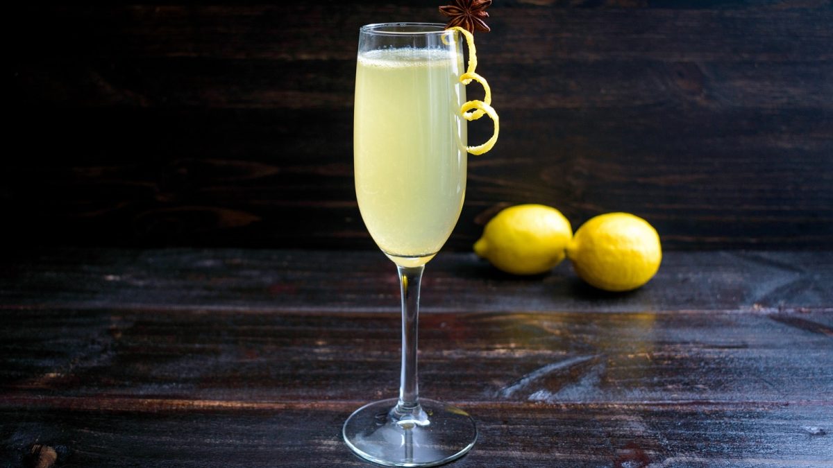Ein Glas mit selbst gemachtem Holundersekt.