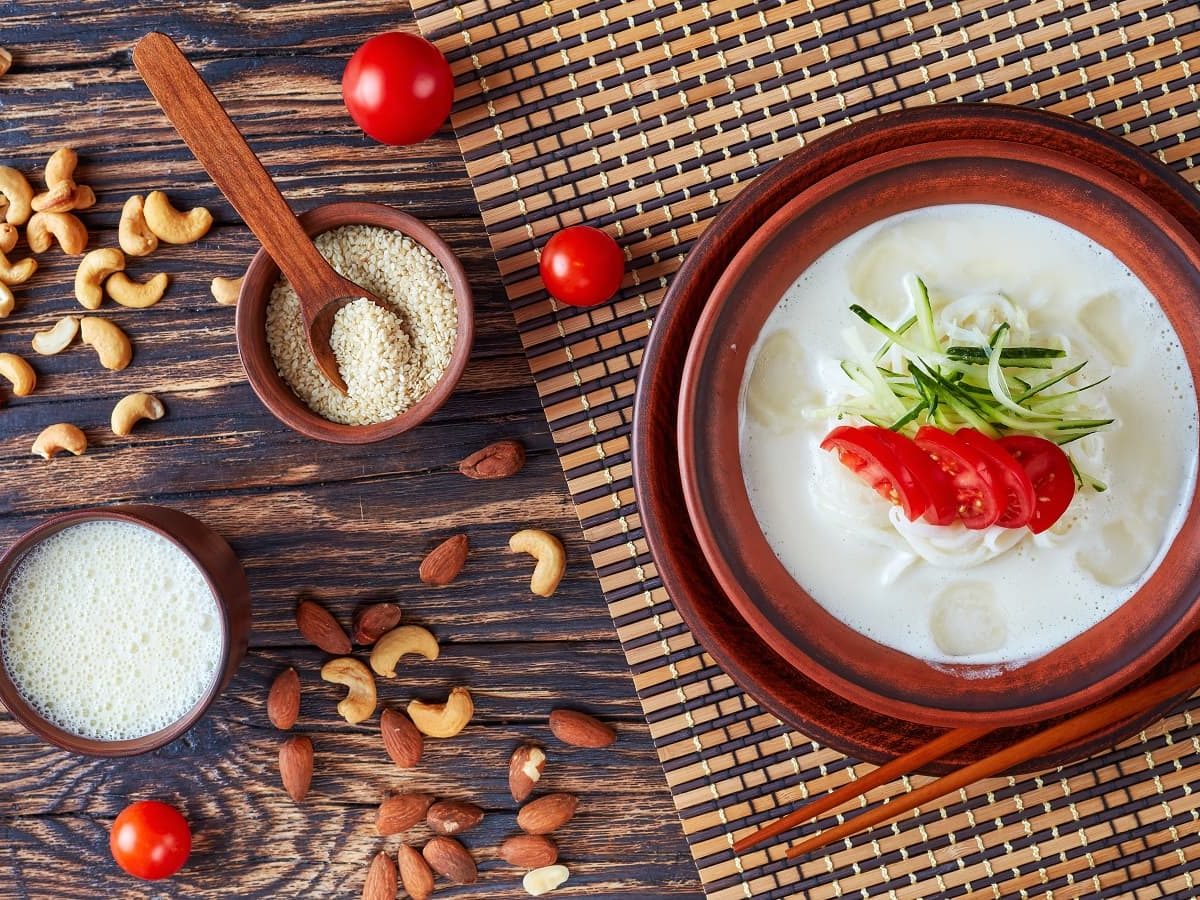 Eine Schüssel Kongguksu auf einem Holztisch.