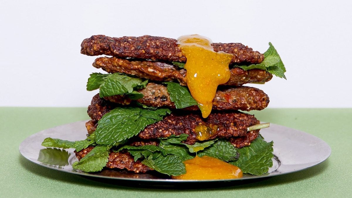 Ein Stapel Aroogh, Lammfrikadellen, mit Mangosauce.