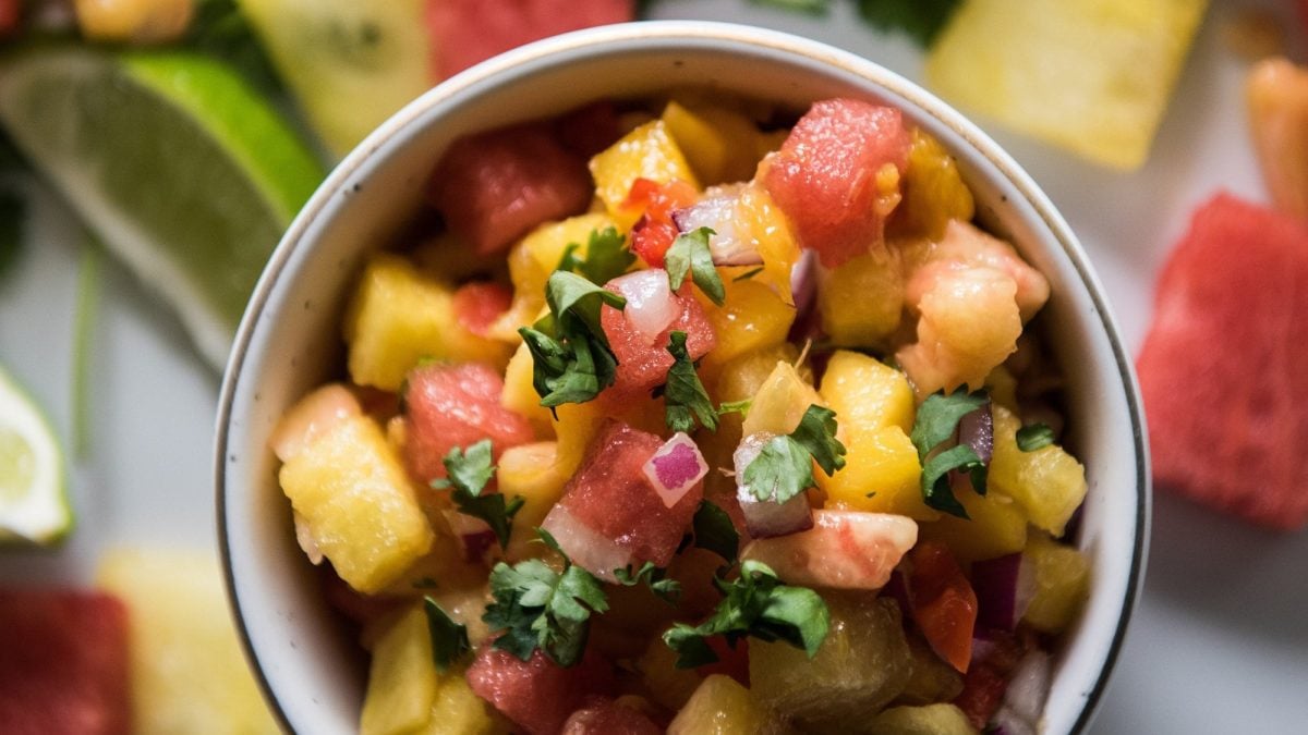 Eine Schale Melonensalsa in der Draufsicht.