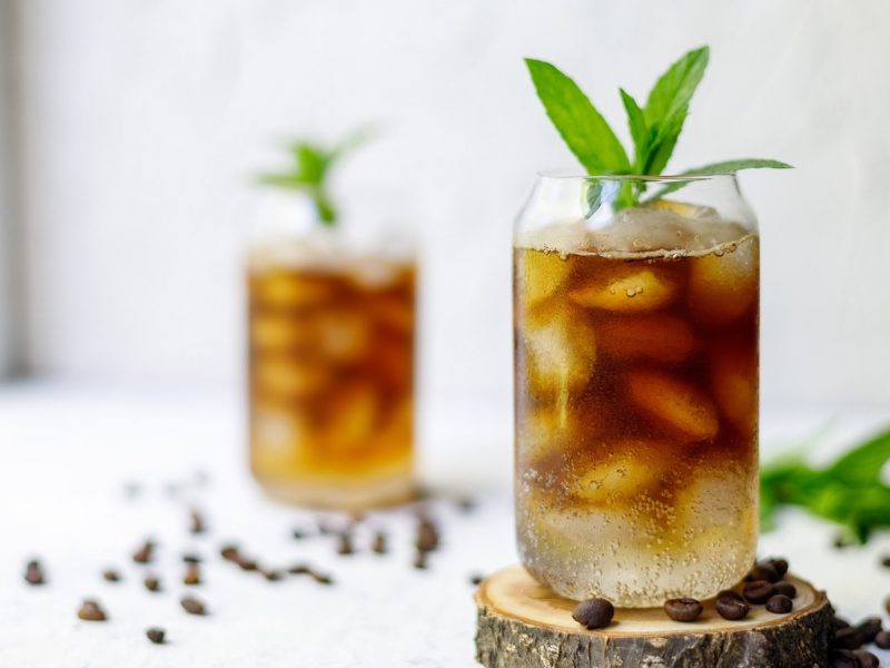 Zwei Gläser mit Mint Cold Brew auf weißem Hintergrund.